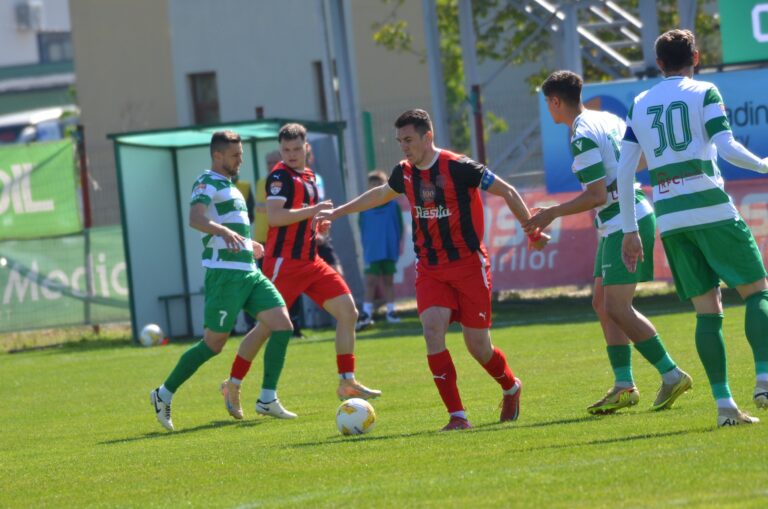 Jucători cu gândul la plecare, antrenor legat de mâini, suporteri furioși. CSM Reșița se prăbușește tocmai înaintea Centenarului